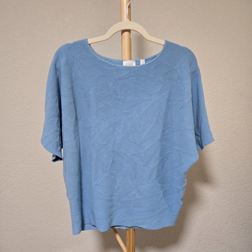 Cyrus Light Blue Short Sleeve Knit Top – Size L
